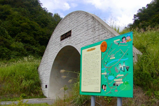 Xây đường hầm xuyên núi thay thế đường mòn nguy hiểm, người dân đào bằng tay suốt 16 năm để hoàn thành