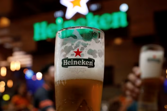 Việt Nam chính thức tăng thuế đồ uống có cồn lên 90%, các 'ông lớn' Heineken, Carlsberg xoay sở ra sao?