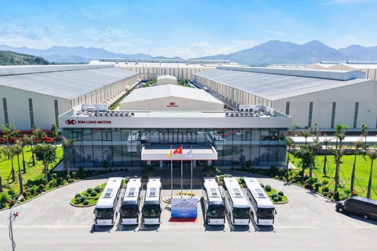 Hãng xe Việt Kim Long Motor bàn giao lô xe bus đầu tiên trong hợp đồng 50 chiếc với hai ông lớn vận tải