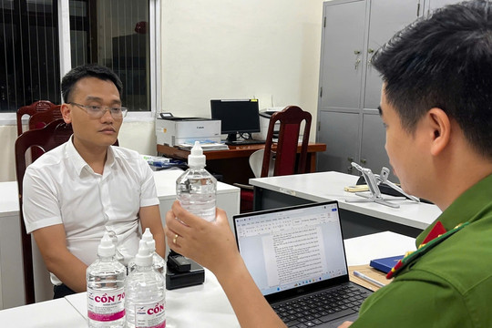 Sản xuất cồn y tế giả, một phó chủ tịch UBND thị trấn ở Hà Nội bị bắt