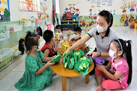 Bộ trưởng Bộ Giáo dục: Giáo viên mầm non vất vả nhưng lương thấp nhất