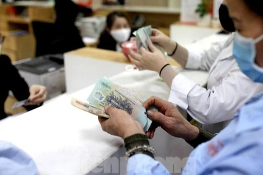 Giá điện tăng 4 lần, lương tối thiểu vùng chỉ tăng 1 lần