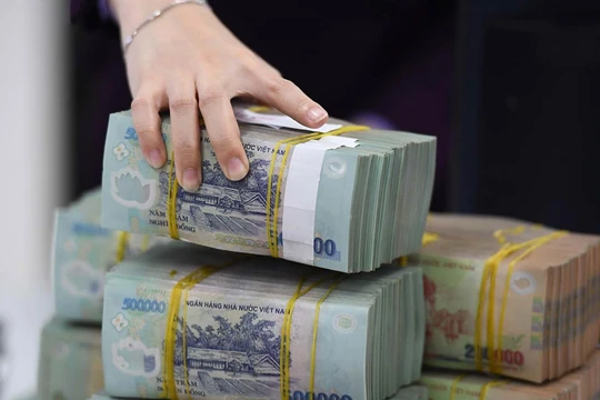 Cảnh báo rủi ro khi lượng tiền khổng lồ 'bơm' ra nền kinh tế