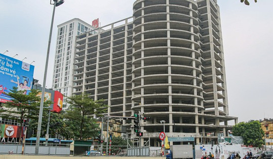 Khách sạn 17 tầng bỏ hoang trên ‘đất vàng’ Kim Mã sau 14 năm khởi công