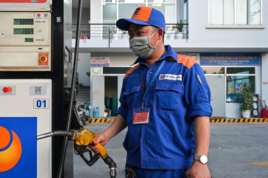 Giá xăng dầu bật tăng dữ dội, có loại tăng tới gần 1.500 đồng/lít