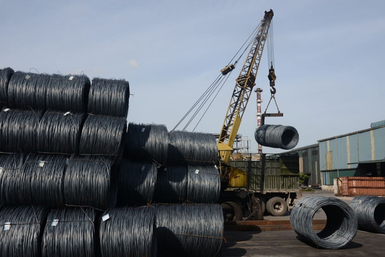 Mỹ, EU siết thuế CBPG: Sản lượng xuất khẩu thép quý II/2025 ước giảm 20%, một ông lớn có thể ‘bốc hơi’ 65% lãi