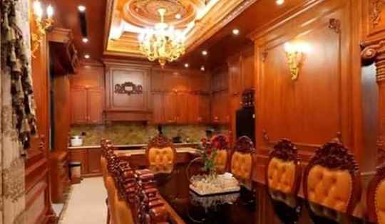 Bên trong ‘lâu đài gỗ quý’ của đại gia vùng biên: Cổng nhôm đúc, đèn dát vàng, hồ cá Koi tiền tỷ