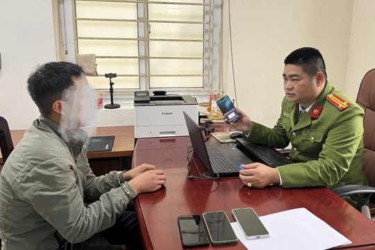 Truy xét, bắt Nguyễn Văn Quyền sinh năm 1996, tịch thu điện thoại, túi xách, tiền mặt