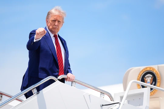 Sau một cuộc gọi, ông Trump hạ lệnh ném bom Iran ngay trên trực thăng