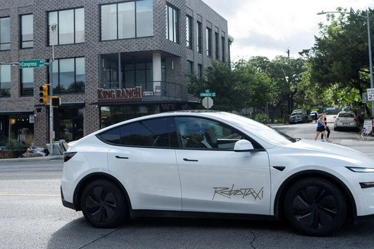 Buồn của Elon Musk: Robotaxi bị tố chạy sai đường, phanh gấp giữa phố, cơ quan quản lý 'sờ gáy' Tesla