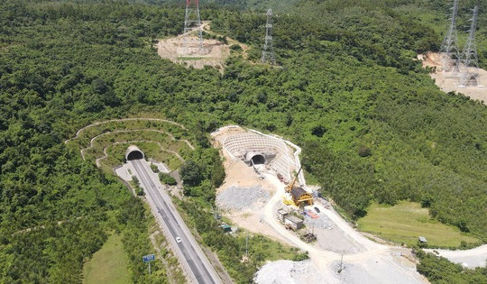 Dự kiến 1 tháng nữa, đường bộ xuyên núi kết nối 2 tỉnh hẹp ngang của Việt Nam sẽ đào thông