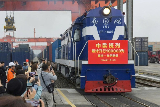 'Kênh đào trên đường ray' giúp Trùng Khánh tạo nên kỳ tích: Từ vùng núi hẻo lánh hóa 'siêu cảng' kết nối liên lục địa Á - Âu