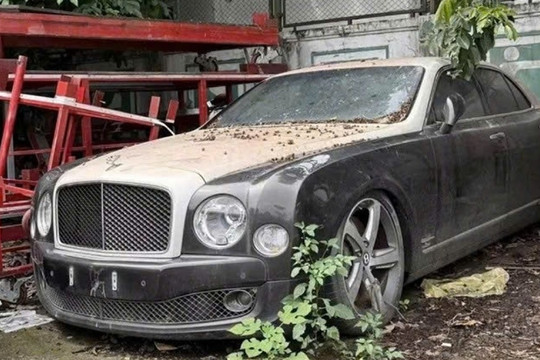 Chiếc Bentley Mulsanne trị giá hàng chục tỷ bị 'bỏ rơi' như sắt vụn ở Hà Nội