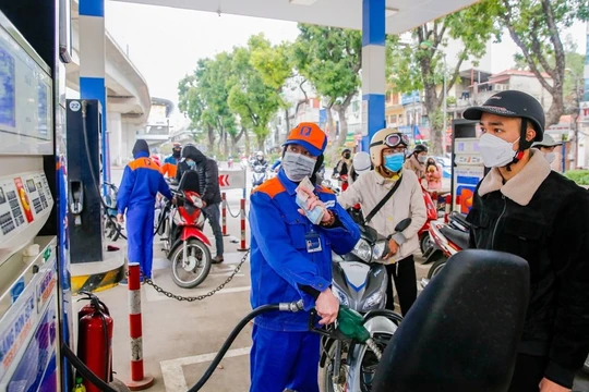 Giá xăng RON 95 tăng vượt 21.500 đồng/lít