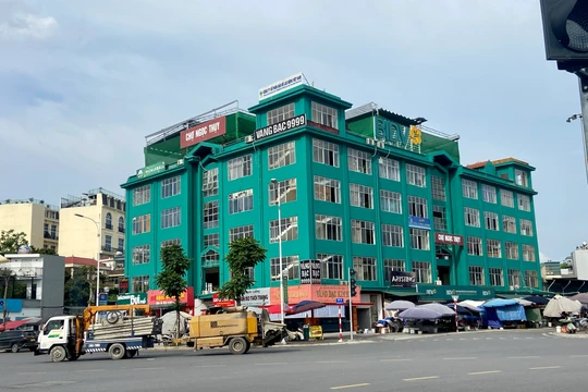 Hà Nội: Lãng phí khu chợ khang trang 5 tầng nhưng 4 tầng để không