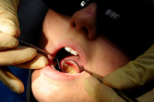 Bắt giữ, điều tra ‘bác sĩ nha khoa’ 22 tuổi cùng bố mẹ mở phòng khám trái phép
