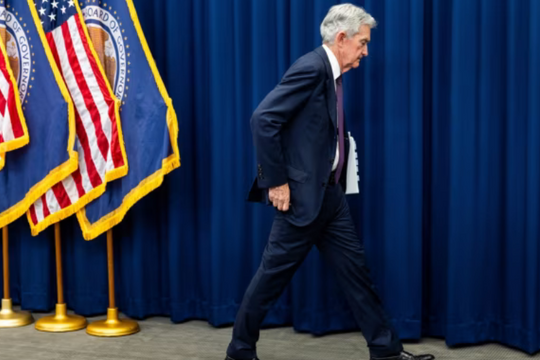 Áp lực từ ông Trump: Fed sẽ giảm lãi suất nhiều hơn ngay sau khi ông Powell 'rời ghế'?
