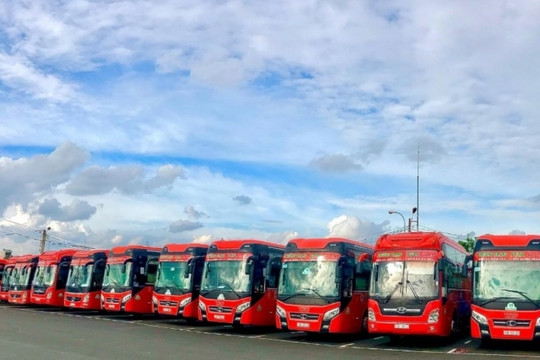 Công ty Phương Trang triển khai 10 xe bus Kim Long đời mới, đưa đón miễn phí công chức lên TP. HCM làm việc