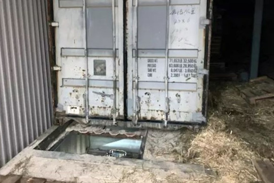Đào sâu 4 mét dưới lòng đất, cảnh sát phát hiện nhà máy thuốc lá giả vận hành 24/24: Tạo ra 3.500 điếu/giờ, lợi nhuận hơn 19 tỷ mỗi tuần