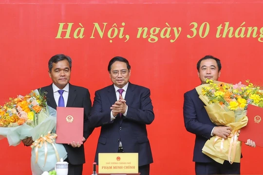 Thủ tướng trao quyết định bổ nhiệm hai cán bộ cấp thứ trưởng