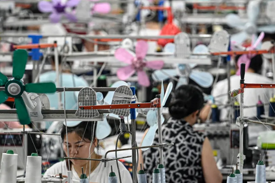 Người dân hạn chế chi tiêu, việc làm tại nhà máy sụt giảm: Chuyện gì đã xảy ra tại nền kinh tế lớn thứ hai thế giới?
