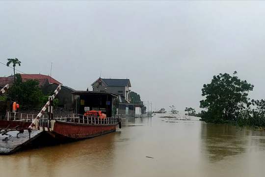 Ngày đầu vận hành chính quyền địa phương 2 cấp: Cán bộ đi đò đến trụ sở ở Hà Nội