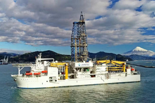 Lần đầu tiên trên thế giới: Quốc gia châu Á khoan sâu 5.500m dưới đáy biển để khai thác 16 triệu tấn đất hiếm, cạnh tranh trực diện với Trung Quốc