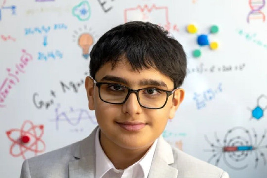 Thần đồng 11 tuổi có IQ cao hơn cả thiên tài Vật lý Einstein và Hawking, 4 tuổi đã giải toán thập phân, lọt top 1% người thông minh nhất thế giới