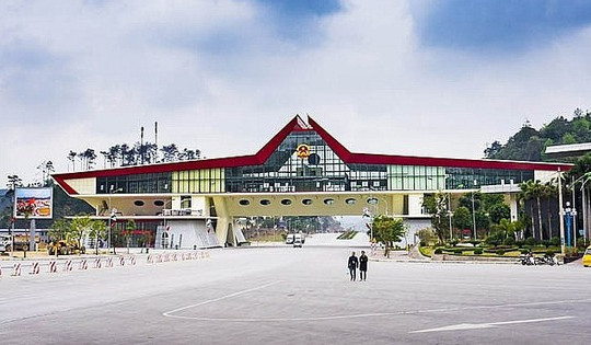 Mở rộng tuyến đường chính vào cửa khẩu hiện đại nhất ASEAN tại vùng núi phía Bắc lên 14 làn xe