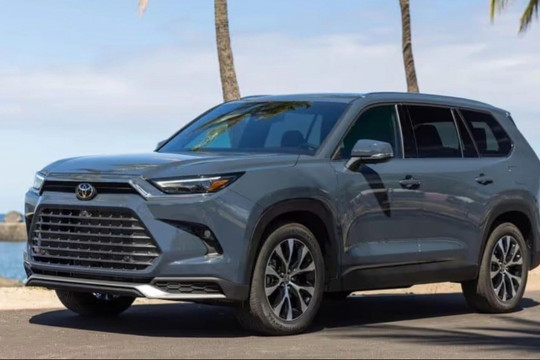 Toyota hoãn sản xuất xe điện, tăng công suất cho SUV chạy xăng