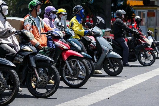 Quy định mới nhất về đèn vàng, đèn đỏ, người tham gia giao thông phải biết tránh bị phạt lên tới 20 triệu đồng và trừ 4 điểm GPLX