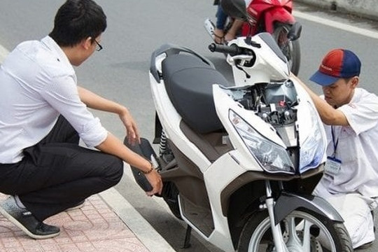 Hành động tưởng ‘nghĩa hiệp’ khi đi xe máy lại bị tính là vi phạm: Phạt lên tới 14 triệu, trừ 10 điểm GPLX
