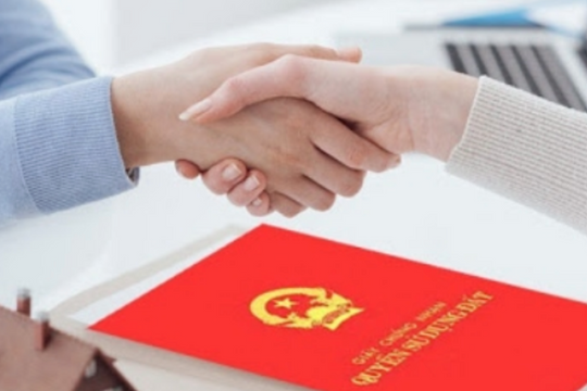 Sang tên sổ đỏ cho con, nên làm tặng cho hay lập di chúc thừa kế?