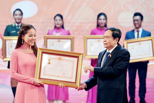 NSƯT tốt nghiệp Thủ khoa với điểm tuyệt đối, được phong tặng danh hiệu khi mới 36 tuổi