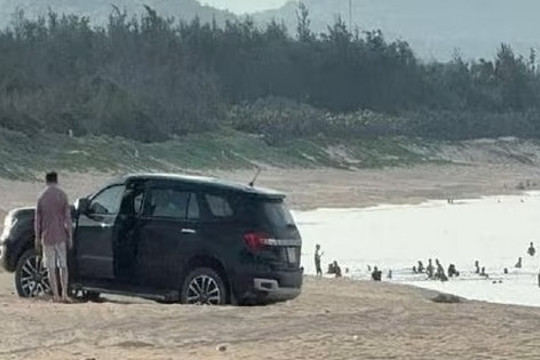 Lái ô tô xuống biển Đắk Lắk, tài xế bị phạt 5 triệu đồng và 2 điểm bằng lái