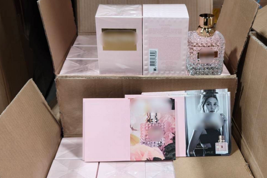 Khám xét hàng loạt kho hàng, thu giữ gần 35.000 chai nước hoa giả cùng sản phẩm mỹ phẩm không rõ nguồn gốc, tổng trị giá 3,5 tỷ đồng