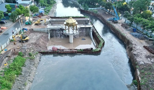 1 tháng nữa, hoàn thành đập dâng trên dòng sông hơn 2.000 năm tuổi ô nhiễm nhất Thủ đô