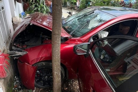 Về số N khi đổ xăng, xe Mazda bất ngờ lao vào tường: Cảnh báo thói quen hiểm hoạ khi phụ huynh chở trẻ em, có thể bị phạt nặng