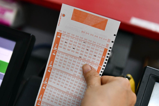 Vietlott tìm thấy khách hàng đầu tiên trúng độc đắc tiền tỷ Lotto 5/35