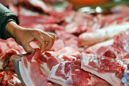 Khám xét một cửa hàng điện thoại, thu giữ gần 2 tấn thịt bò Kobe và thịt lợn Trung Quốc không nhãn mác trong kho lạnh