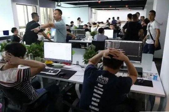 Bắt gần 400 người, phong tỏa hơn 155 tỷ, thu giữ khoảng 1.000 thiết bị điện tử sau khi khám xét trụ sở công ty công nghệ