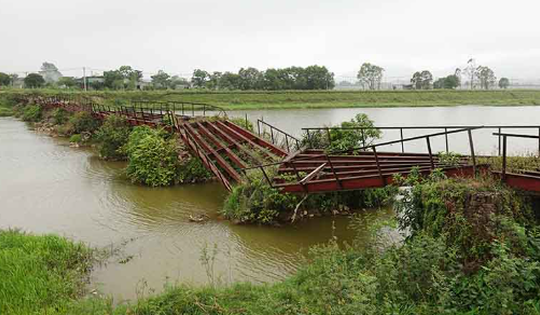 Ám ảnh 2 cây cầu sắt sắp sập, bỏ hoang hàng chục năm trên kênh thoát lũ
