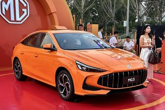 MG5 2026 chào sân với mức giá hơn 200 triệu, trang bị hiện đại và hiệu năng ấn tượng, là đối trọng đáng gờm của Honda Civic 1.5T