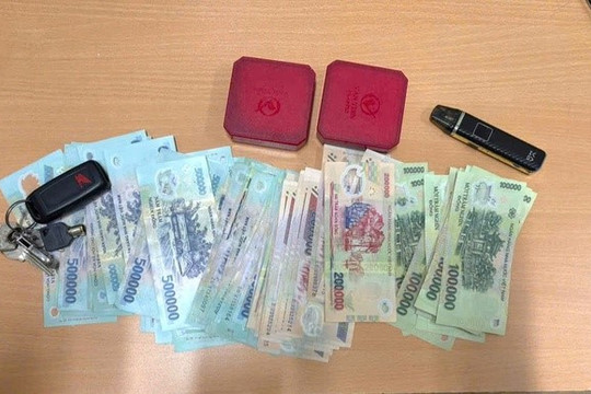 Bắt Ngô Đăng Phong, thu giữ hàng trăm triệu đồng cùng nhiều trang sức vàng