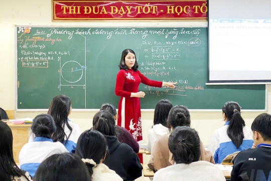 Từ 1/7/2025, giáo viên được phong danh hiệu cao quý này sẽ nhận thưởng tiền mặt lên tới gần 30 triệu đồng