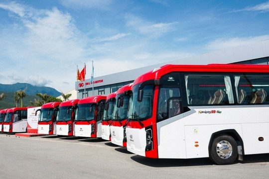 Hãng ô tô Việt Kim Long Motor bàn giao tiếp 20 xe khách cho Công ty Danh Lợi Lộc