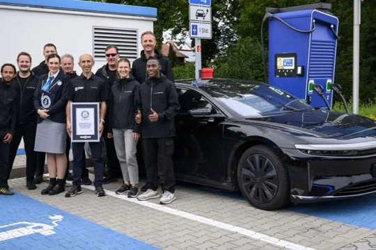 Chỉ một lần sạc, xe điện chạy hơn 1.200km, lập kỷ lục Guinness mà không cần bất cứ hỗ trợ nào