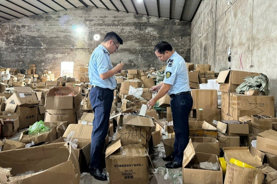 Kho hàng 'ẩn danh' hơn 1,2 tỷ đồng bị phanh phui: Buôn lậu núp bóng TikTok, vận hàng qua phần mềm Trung Quốc