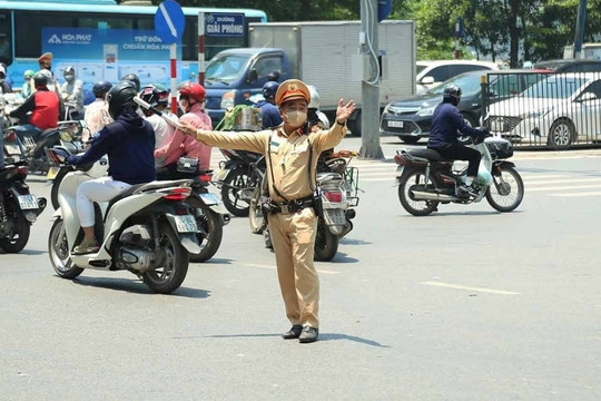 Quy định mới nhất đèn đỏ phải dừng trước vạch, nếu vượt theo hiệu lệnh của CSGT có bị phạt nguội không?