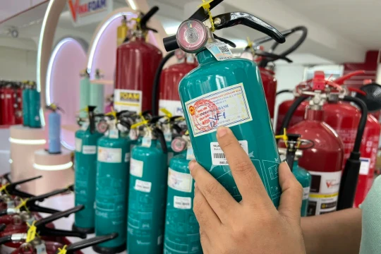 Thang dây, bình xịt, mặt nạ đắt hàng ở TPHCM: Cẩn trọng khi mua